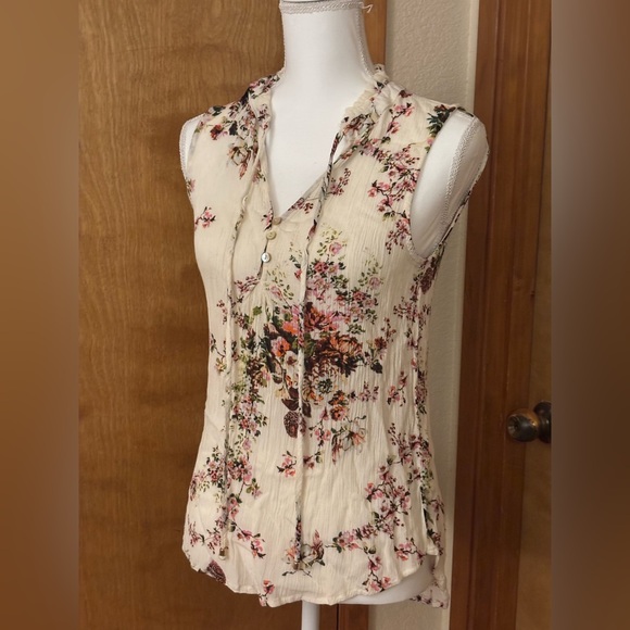 Pink Clover Cream Sleeveless Floral Button-Front Blouse - Picture 2 of 9